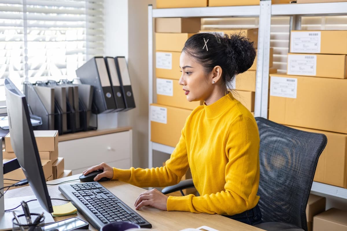 dpa-girl-in-yellow-pullover-working-on-pc